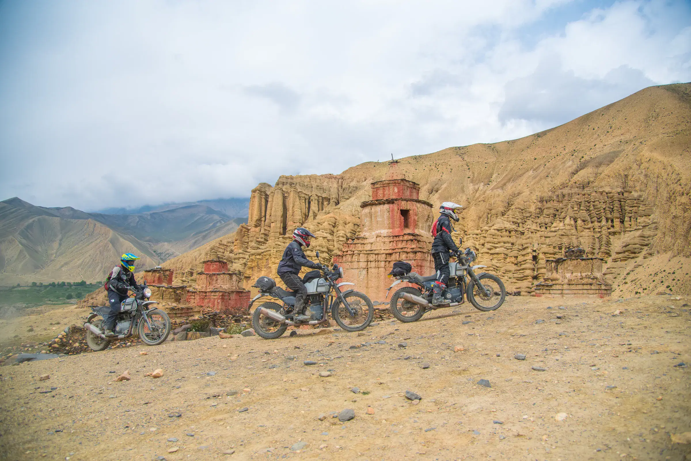 Outdoor vehicle scene featuring a vehicle and cloudy sky.